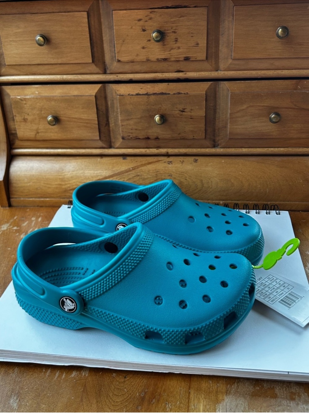 🐊🐊🐊 NWT teal crocs women’s size 4